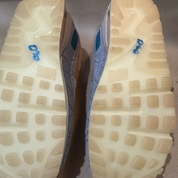 Nike Women's Sneakers in Beige and Blue - Picture 5 of 6